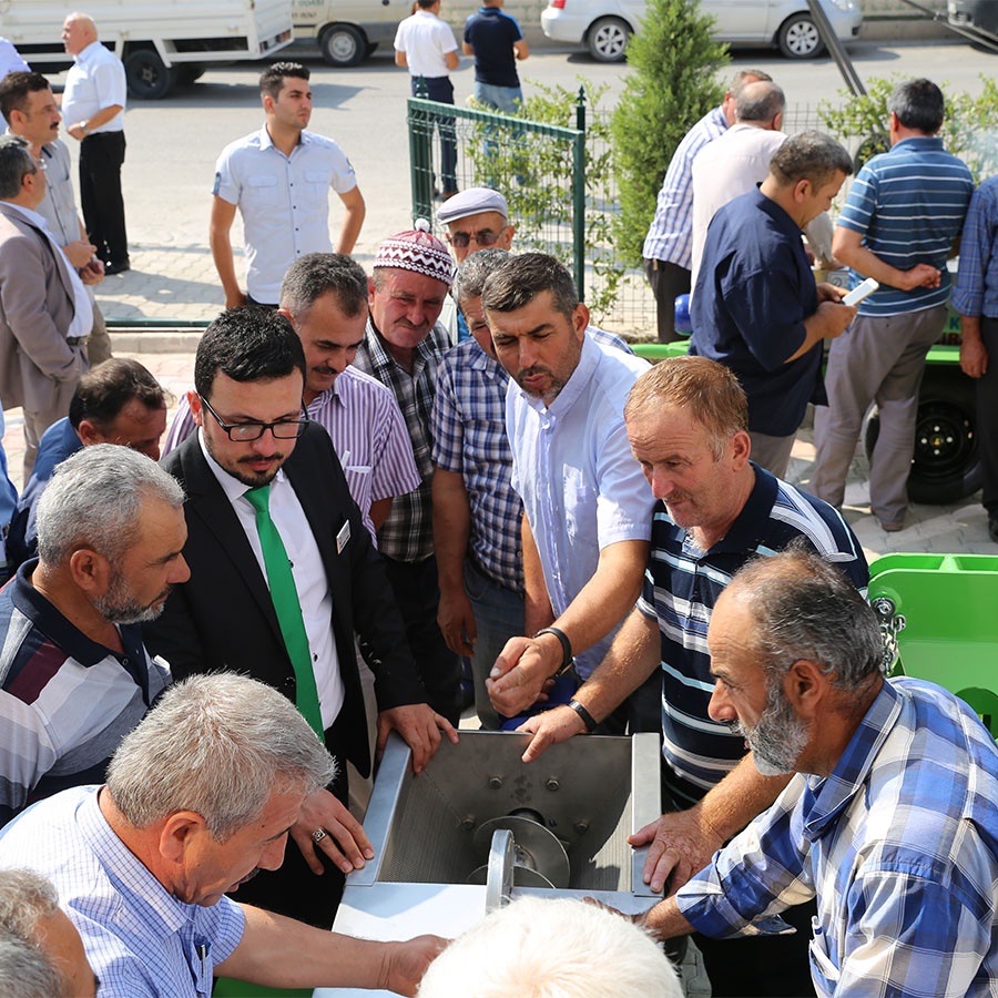 Helezonlu şıra makinesi hazneye dökülen üzüm ,nar gibi meyvelerin redüktörlü motordan hareket alarak helezonu döndürmesiyle , helezon üzerinde konumlandırılmış disk yardımıyla üzüm  patlatılıp karşıdaki klepeye dönerek sıkıştırma işlemi yapar ve şıranın çıkmasını sağlar.