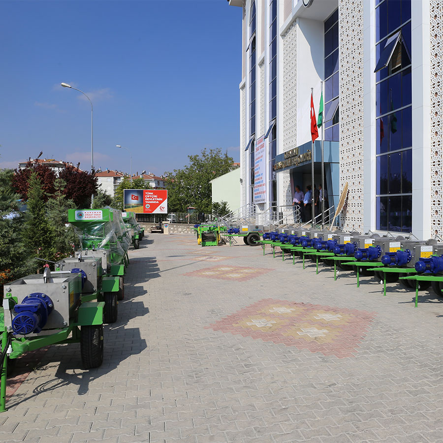 Helezonlu şıra makinesi hazneye dökülen üzüm ,nar gibi meyvelerin redüktörlü motordan hareket alarak helezonu döndürmesiyle , helezon üzerinde konumlandırılmış disk yardımıyla üzüm  patlatılıp karşıdaki klepeye dönerek sıkıştırma işlemi yapar ve şıranın çıkmasını sağlar.