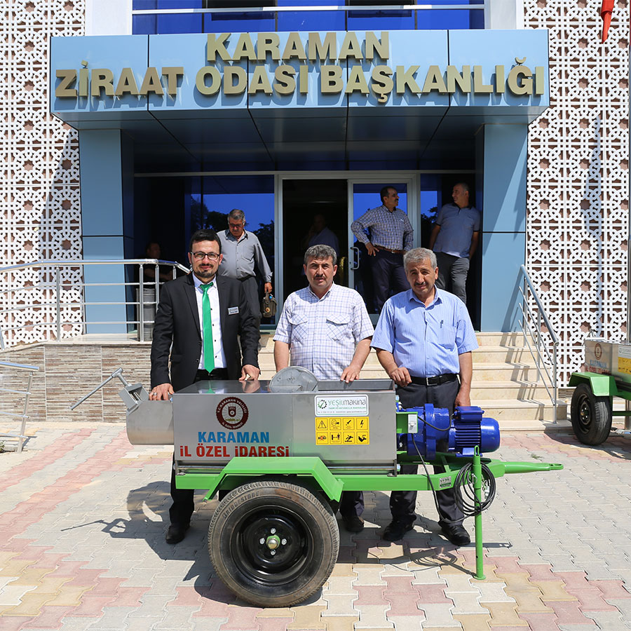 Helezonlu şıra makinesi hazneye dökülen üzüm ,nar gibi meyvelerin redüktörlü motordan hareket alarak helezonu döndürmesiyle , helezon üzerinde konumlandırılmış disk yardımıyla üzüm  patlatılıp karşıdaki klepeye dönerek sıkıştırma işlemi yapar ve şıranın çıkmasını sağlar.